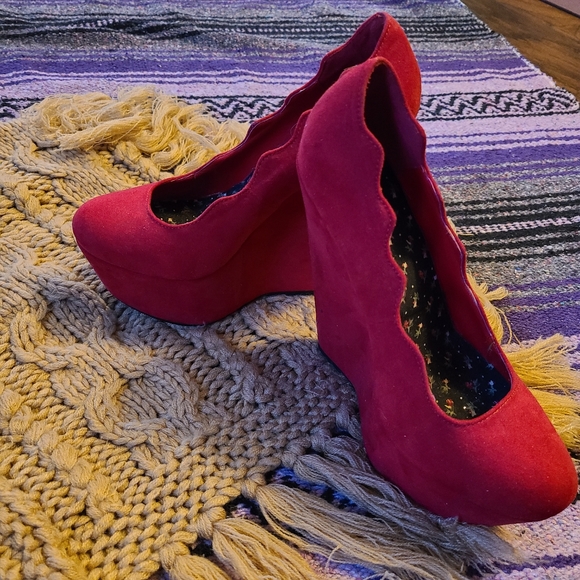 Red Scallop Detail Super High Wedge Heel - Picture 7 of 8